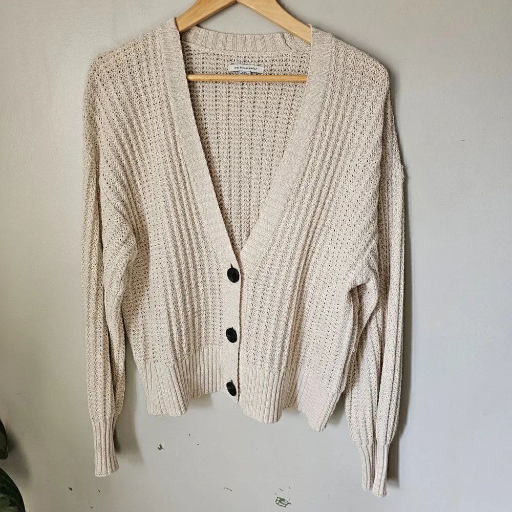 EUC AMERICAN EAGLE OUTFITTERS V NECK BUTTON DOWN CREAM CARDIGAN SIZE S